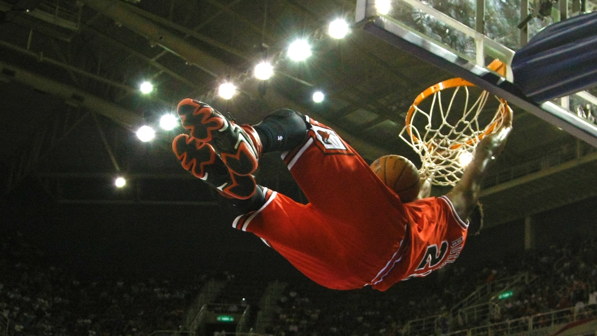 12.10.2013 - Jimmy Butler, do Chicago Bulls, acerta bela enterrada no jogo entre Bulls e Wizards, na HSBC Arena, no Rio de Janeiro - Marcelo de Jesus / UOL