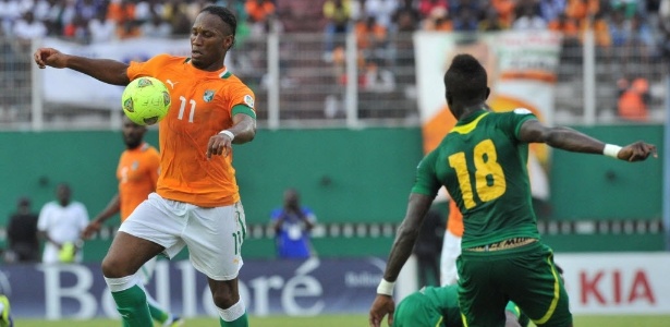 Didier Drogba (e), capitão de Costa do Marfim, marcou o primeiro gol contra o Senegal