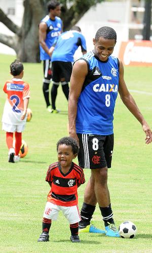 12.out.2013 - Elias, volante do Flamengo, leva o filho ao treino do time na Gávea. O garotou roubou a atenção na sessão deste sábado