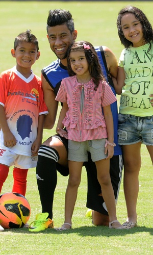 12.out.2013 - Lateral direito Leonardo Moura levou os filhos ao treino do Flamengo neste sábado, dia das crianças e véspera do clássico contra o Botafogo