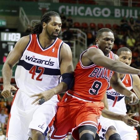 Luol Deng, dos Bulls, disputa bola com o brasileiro Nenê, dos Wizards, em jogo da NBA no Brasil em 2013 - Marcelo de Jesus / UOL