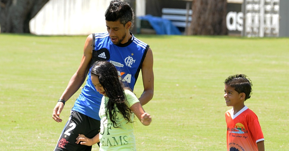 12.out.2013 - Léo Moura brinca com os filhos durante treino do Flamengo; pelo visual de jogador e pelo penteado, o garoto logo mostra quem é seu pai