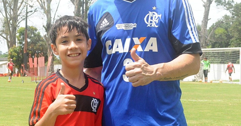 12.out.2013 - Zagueiro Chicão levou o filho ao treino do Flamengo neste sábado, dia das crianças e véspera do clássico contra o Botafogo
