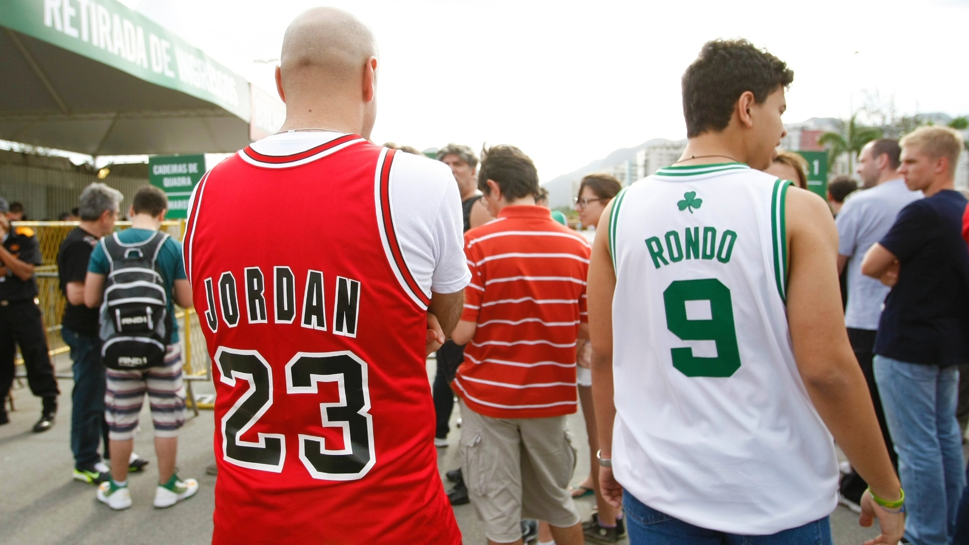Com camisas de times da NBA, torcedores aguardam abertura dos portões para ver Bulls e Wizards - Marcelo de Jesus / UOL