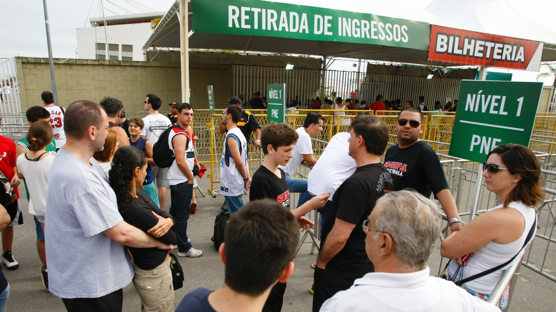 Movimentação de torcedores antes da abertura dos portões da HSBC Arena, onde será disputado primeiro jogo da NBA no Brasil - Marcelo de Jesus / UOL