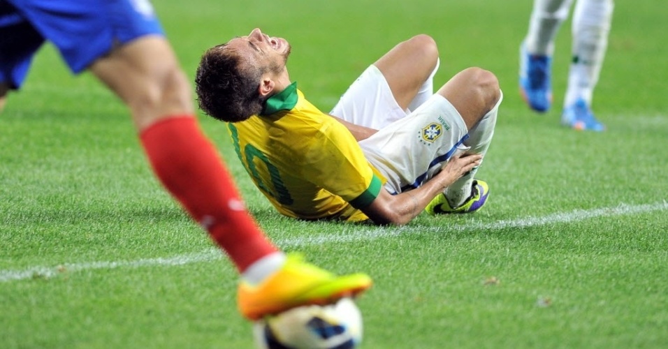 Neymar cai em disputa de bola com coreanos