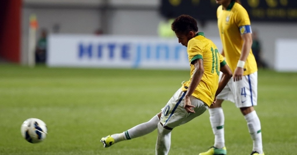 Neymar cobra falta que resultou no primeiro gol do amistoso contra a Coreia