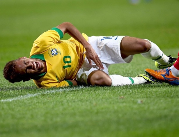 Neymar é derrubado durante vitória do Brasil sobre a Coreia do Sul em amistoso. Felipão reclamou com a arbitragem, entendendo que atacante está sendo caçado