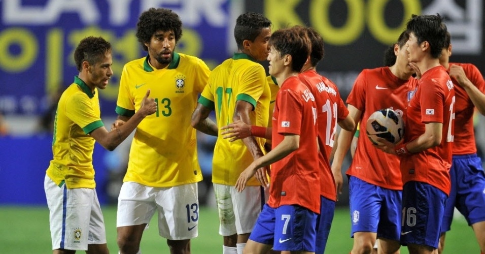 Neymar evita confronto com coreanos após sofrer falta em amistoso em Seul