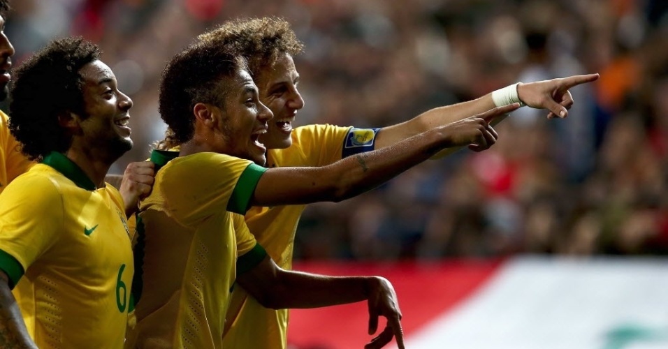 Jogadores da seleção brasileira comemoram o gol de Neymar, o primeiro na vitória por 2 a 0 sobre a Coreia do Sul em amistoso disputado em Seul