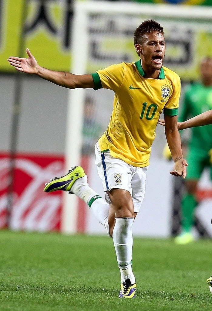 Neymar reclama com a arbitragem após sofrer falta no amistoso contra a Coreia