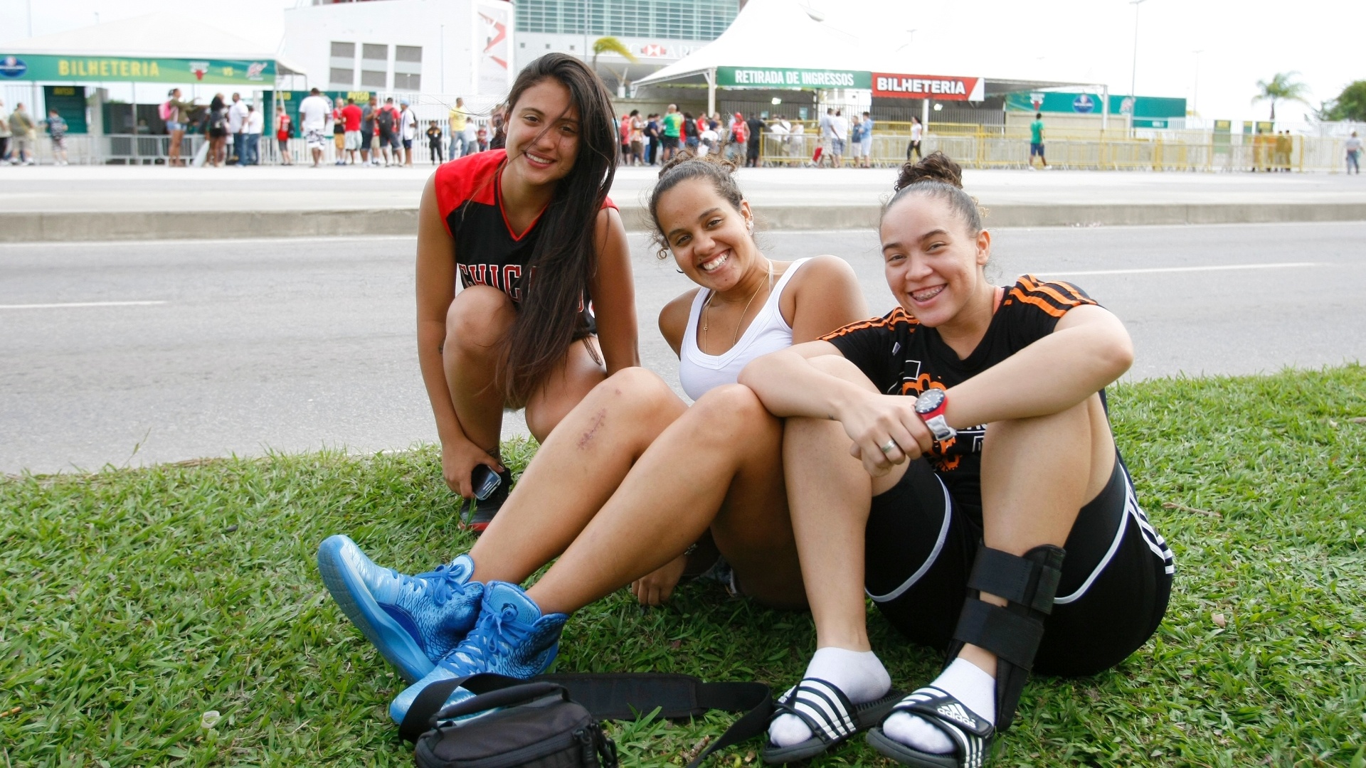 Torcedoras aguardam abertura dos portões da HSBC Arena para assistir à primeira partida da NBA no país - Marcelo de Jesus / UOL