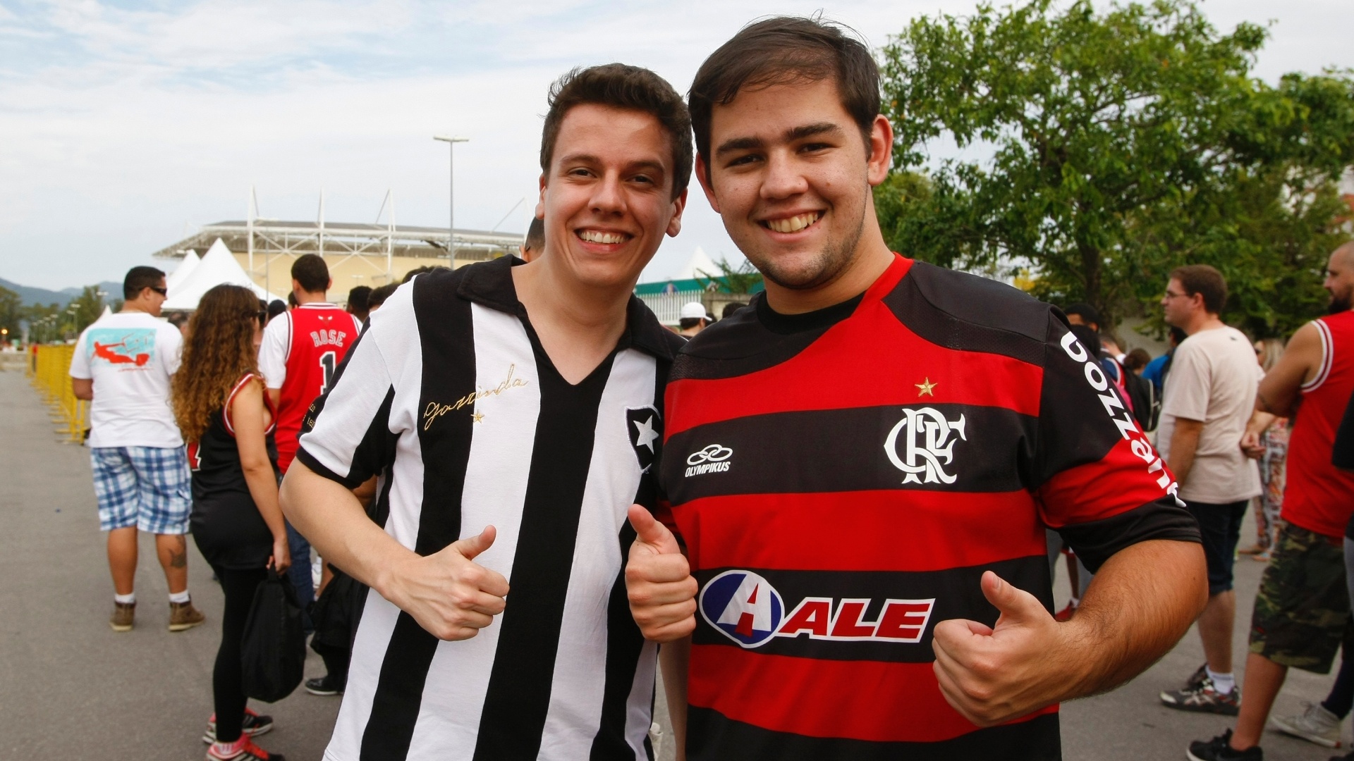 Torcedores de Botafogo e Flamengo chegam juntos para assistir à partida entre Bulls e Wizards no Rio - Marcelo de Jesus / UOL