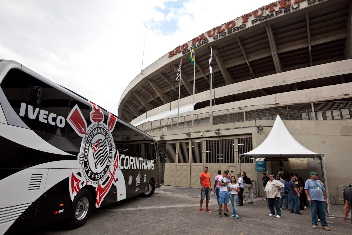 13.out.2013 - Ônibus do elenco do Corinthians chega ao Morumbi para o jogo contra o São Paulo pelo Brasileirão - Simon Plestenjak/UOL