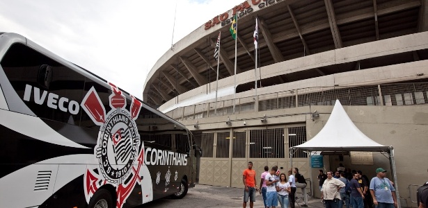 Ônibus do Corinthians em frente ao Morumbi: incidente em 2009 serviu para motivar time - Simon Plestenjak/UOL