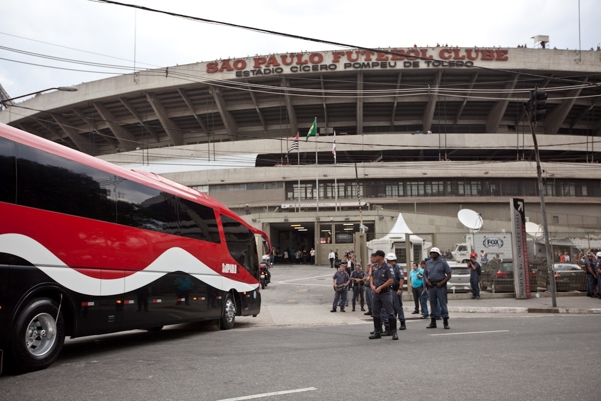 13.out.2013 - Ônibus do elenco do São Paulo chega ao Morumbi para o jogo contra o Corinthians pelo Brasileirão - Simon Plestenjak/UOL
