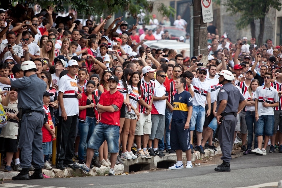 13.out.2013 - Policiais acompanham a chegada de torcedores ao Morumbi antes do início da partida entre São Paulo e Corinthians pelo Brasileirão - Simon Plestenjak/UOL