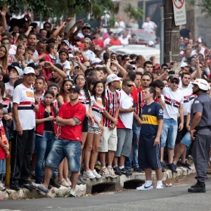 13.out.2013 - Policiais acompanham a chegada de torcedores ao Morumbi antes do início da partida entre São Paulo e Corinthians pelo Brasileirão - Simon Plestenjak/UOL