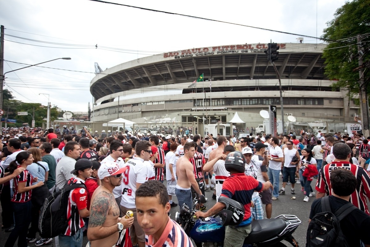 13.out.2013 - Torcedores do São Paulo chegam ao Morumbi para acompanhar a partida contra o Corinthians pelo Campeonato Brasileiro - Simon Plestenjak/UOL