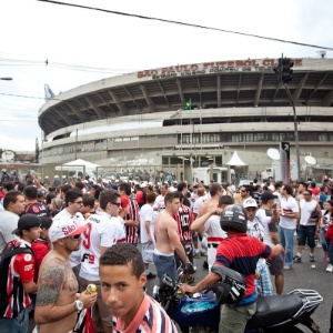 13.out.2013 - Torcedores do São Paulo chegam ao Morumbi para acompanhar a partida contra o Corinthians pelo Campeonato Brasileiro - Simon Plestenjak/UOL