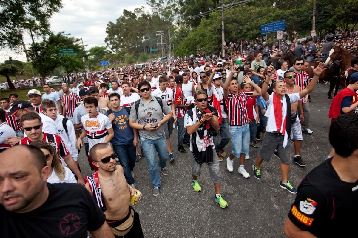 13.out.2013 - Torcedores do São Paulo chegam ao Morumbi para acompanhar a partida contra o Corinthians pelo Campeonato Brasileiro - Simon Plestenjak/UOL