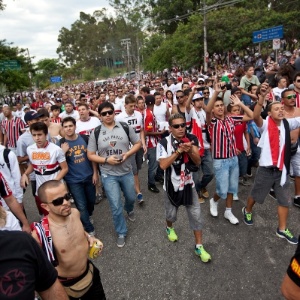 13.out.2013 - Torcedores do São Paulo chegam ao Morumbi para acompanhar a partida contra o Corinthians pelo Campeonato Brasileiro - Simon Plestenjak/UOL