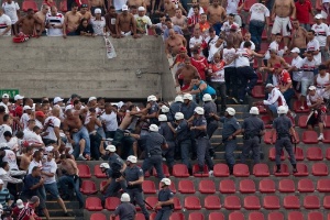 13.out.2013 - Torcedores do São Paulo entram em confronto com a Polícia Militar durante a partida contra o Corinthians no Morumbi - Simon Plestenjak/UOL