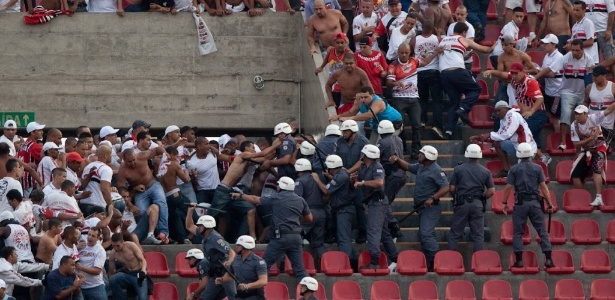Torcedores do SP  em confronto com PM durante a jogo contra o Corinthians   - Simon Plestenjak/UOL