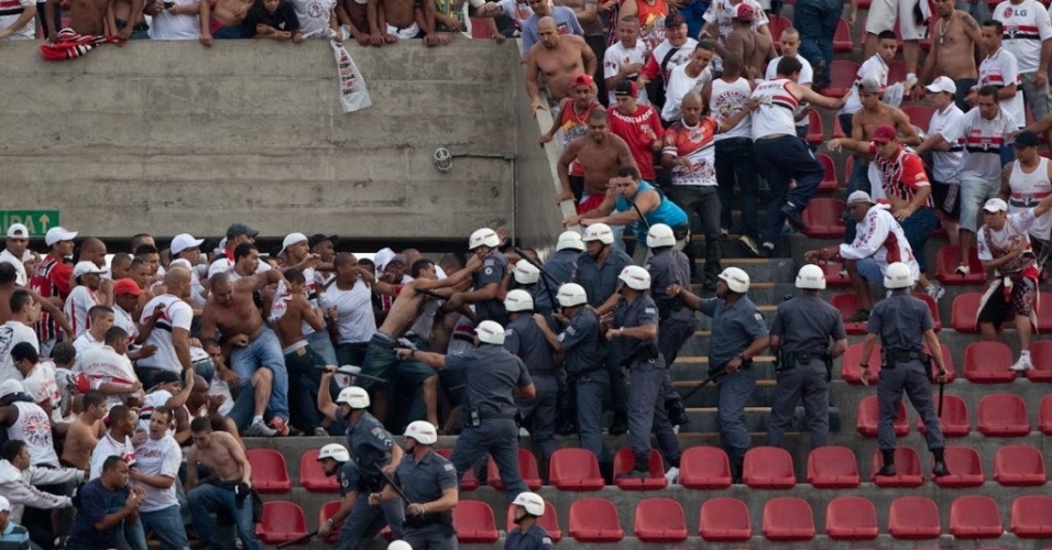 13.out.2013 - Torcedores do São Paulo entram em confronto com a Polícia Militar durante a partida contra o Corinthians no Morumbi
