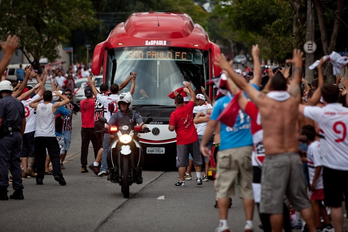 13.out.2013 - Torcedores saúdam a chegada do ônibus do São Paulo ao Morumbi minutos antes do jogo contra o Corinthians - Simon Plestenjak/UOL