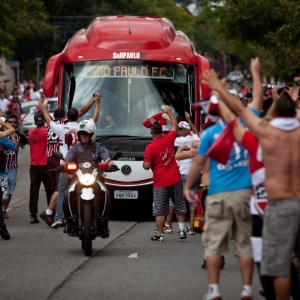 13.out.2013 - Torcedores saúdam a chegada do ônibus do São Paulo ao Morumbi minutos antes do jogo contra o Corinthians - Simon Plestenjak/UOL