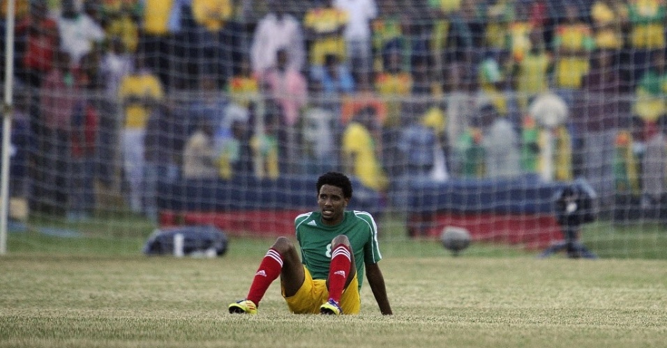 Jogador etíope lamenta derrota do time em casa após gol sofrido aos 45 min do segundo tempo