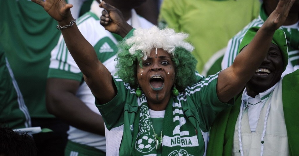 Torcida nigeriana vibra com vitória fora de casa. Agora a Nigéria precisa de um empate no jogo de volta, em novembro, para confirmar presença no Brasil em 2014