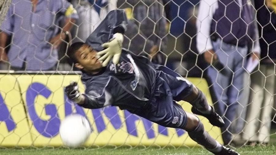Dida, goleiro do Corinthians, se estica para defender pênalti cobrado por Raí em 1999 - Jorge Araújo/Folhapress