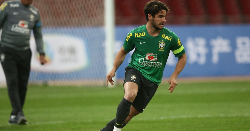 14.out.2013 - Alexandre Pato treina como titular da seleção no estádio Ninho de Pássaro