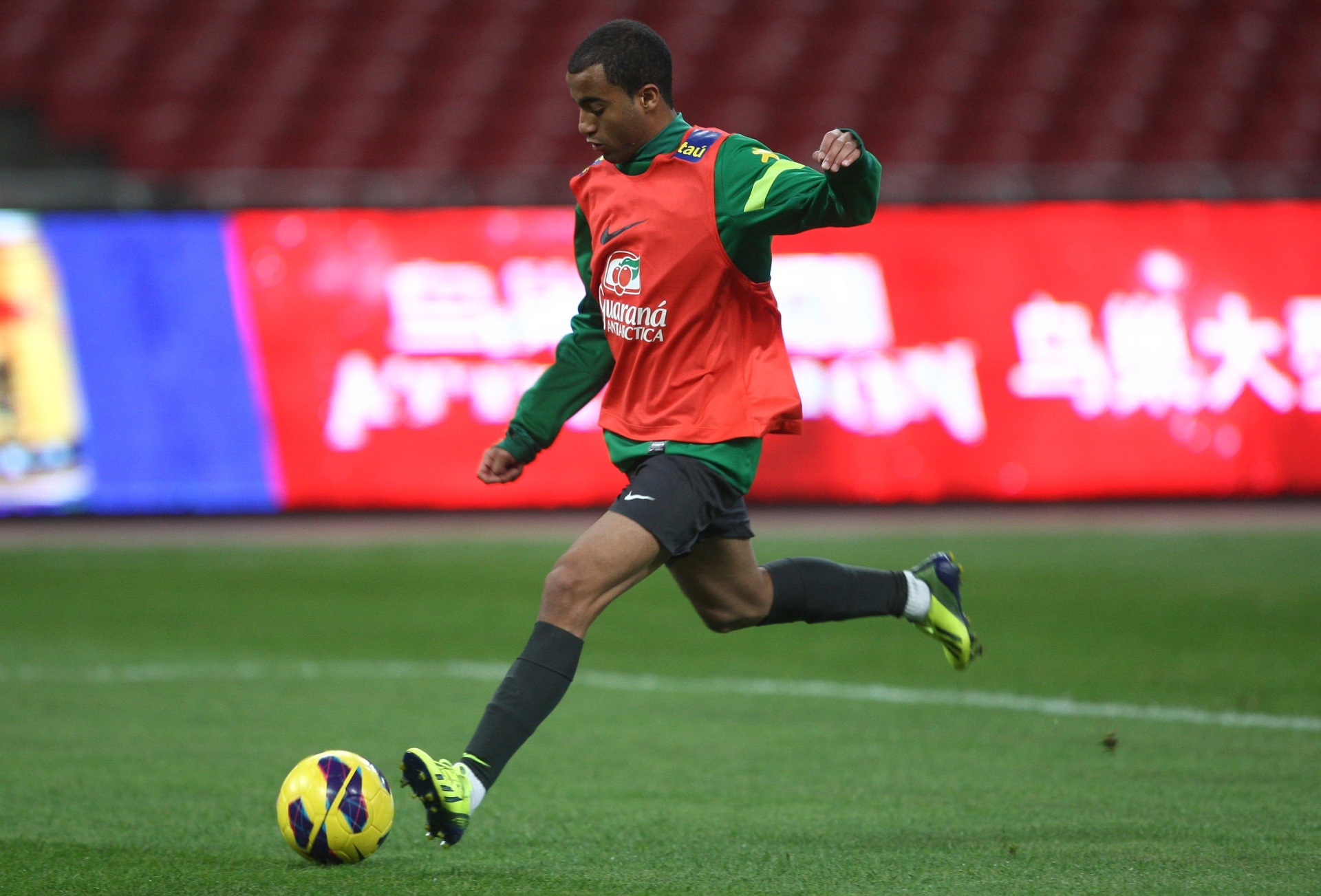 14.out.2013 - Lucas terá a oportunidade de comear jogando pela seleção contra a Zâmbia