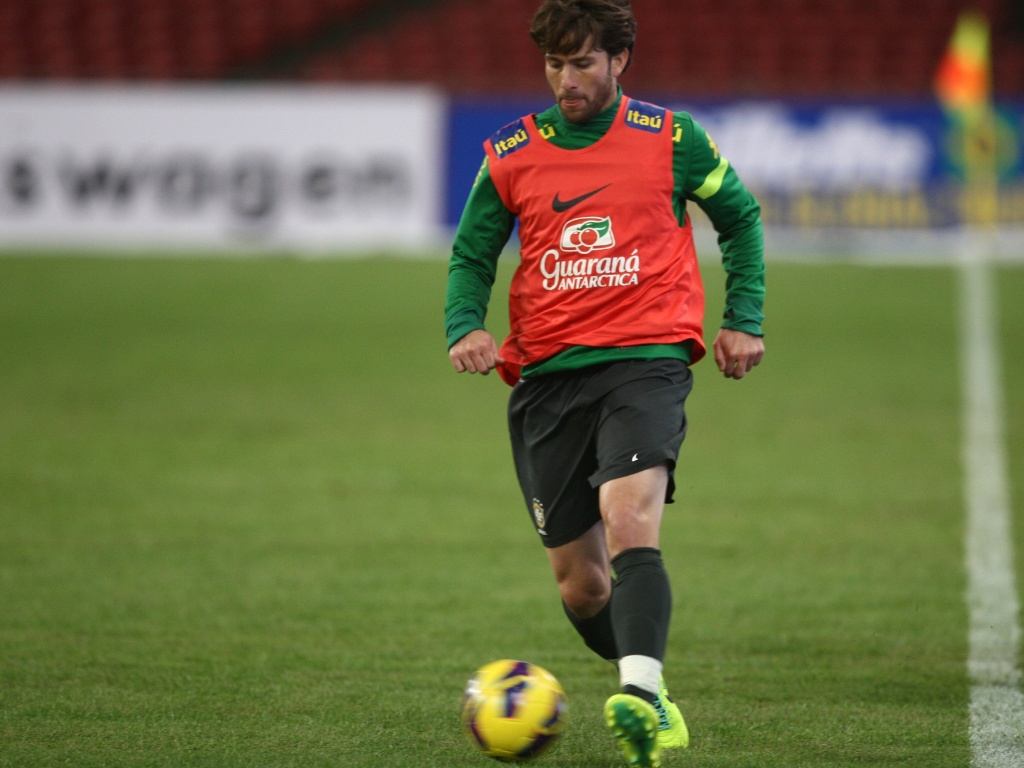 14.out.2013 - O lateral esquerdo Maxwell ocupará a vaga de titular da seleção contra a Zâmbia