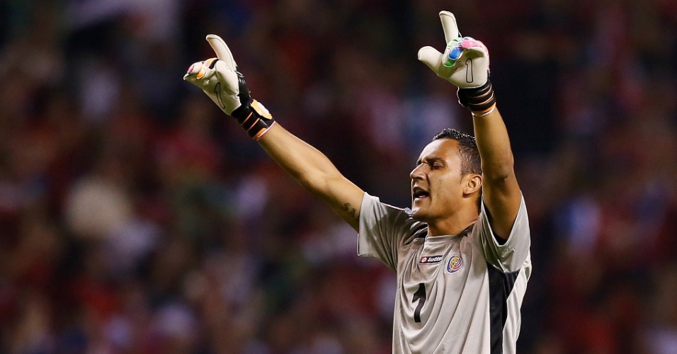 06.set.2013 - Keylor Navas, goleiro da Costa Rica, comemora um dos gols na partida contra os EUA pelas eliminatórias da Copa-2014
