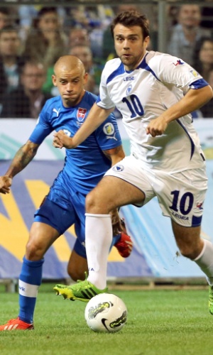 06.set.2013 - Zvjezdan Misimovic (nº 10), da Bósnia, escapa da marcação de Vladimir Weiss durante partida contra a Eslováquia pelas eliminatórias da Copa-2014