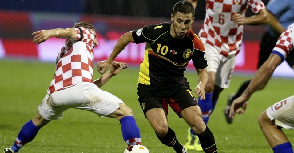 11.out.2013 - Eden Hazard (c), da Bélgica, passa por marcador croata durante partida pelas eliminatórias da Copa-2014