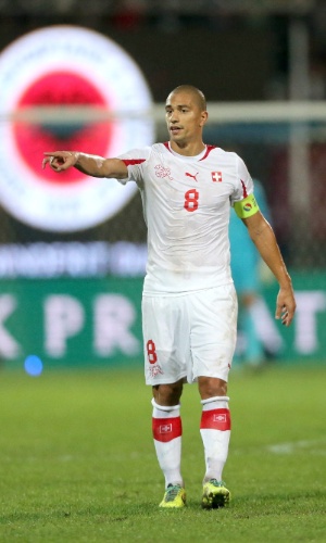 11.out.2013 - Gökhan Inler orienta seus companheiros da Suíça durante jogo contra a Albânia pelas eliminatórias da Copa-2014