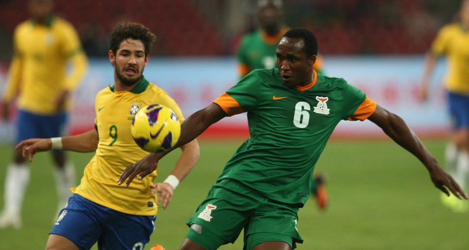 15.out.2013 - Alexandre Pato tenta alcançar a bola contra a marcação de jogador da Zâmbia
