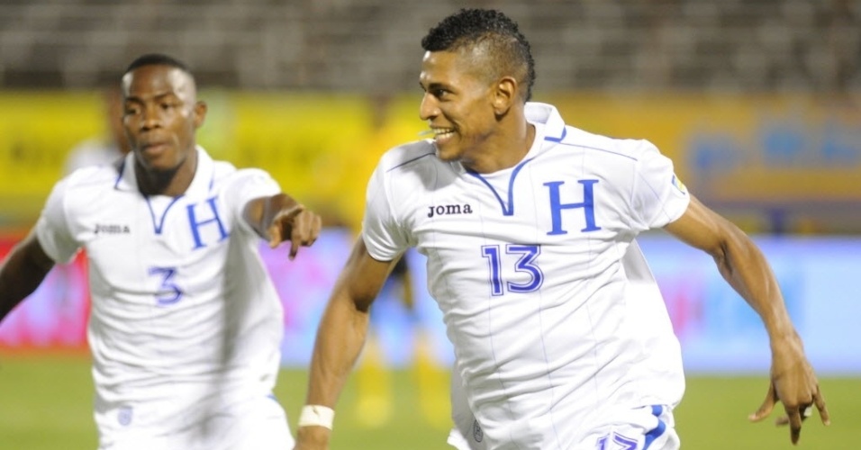 15.out.2013 - Carlo Costly comemora após marcar para Honduras na partida das Eliminatórias contra a Jamaica; empate por 2 a 2 classificou os hondurenhos para a Copa-2014