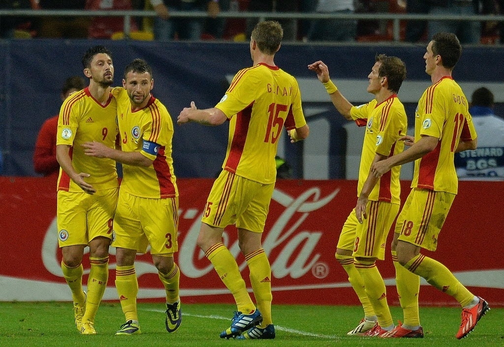 15.out.2013 - Ciprian Marica comemora com seus companheiros de seleção após marcar para a Romênia contra a Estônia