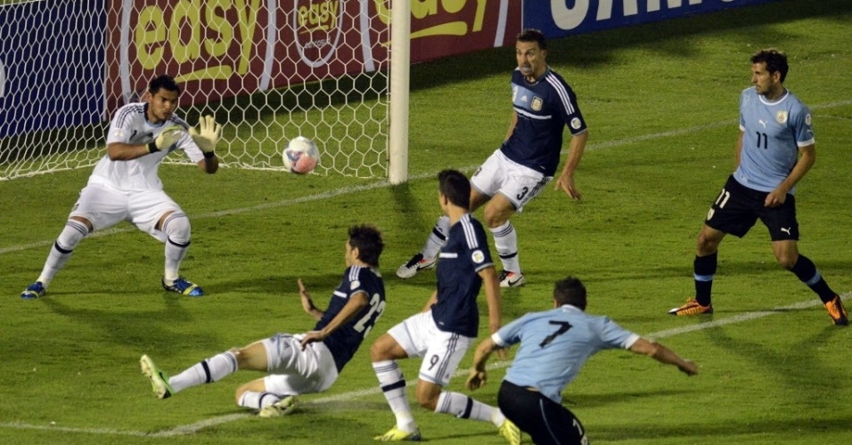 15.out.2013 - Cristian Rodríguez chuta para fazer 1 a 0 para o Uruguai contra a Argentina, em partida das Eliminatórias Sul-Americanas