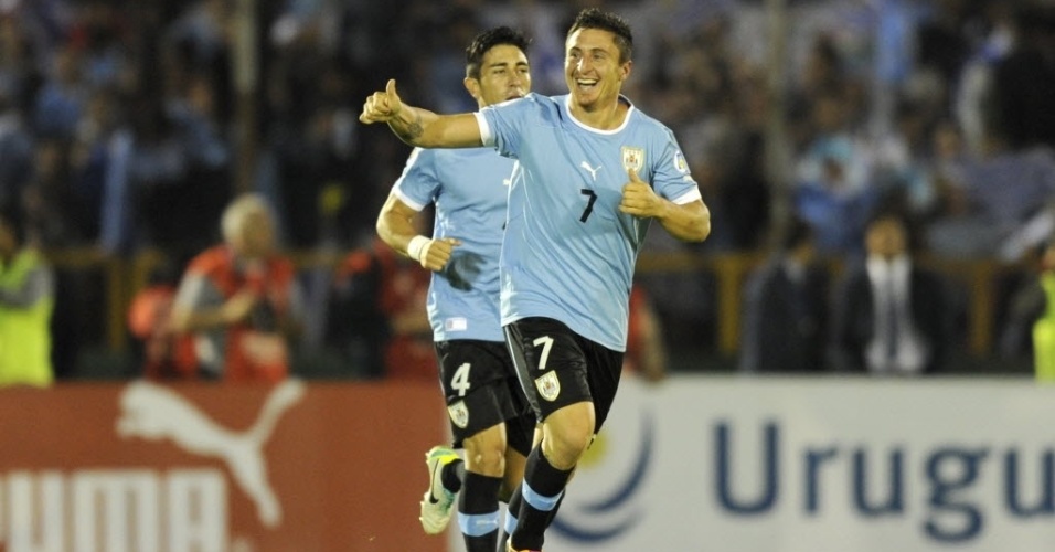 15.out.2013 - Cristian Rodríguez comemora após abrir o placar para o Uruguai contra a Argentina, em partida das Eliminatórias Sul-Americanas