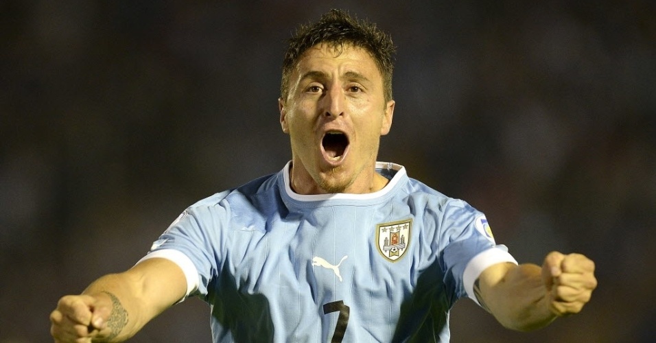 15.out.2013 - Cristian Rodríguez comemora após abrir o placar para o Uruguai contra a Argentina, em partida das Eliminatórias Sul-Americanas