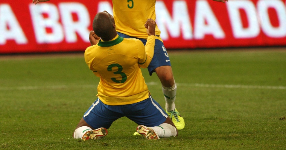 15.out.2013 - Dedé se ajoelha no gramado após marcar o segundo gol do Brasil contra a Zâmbia
