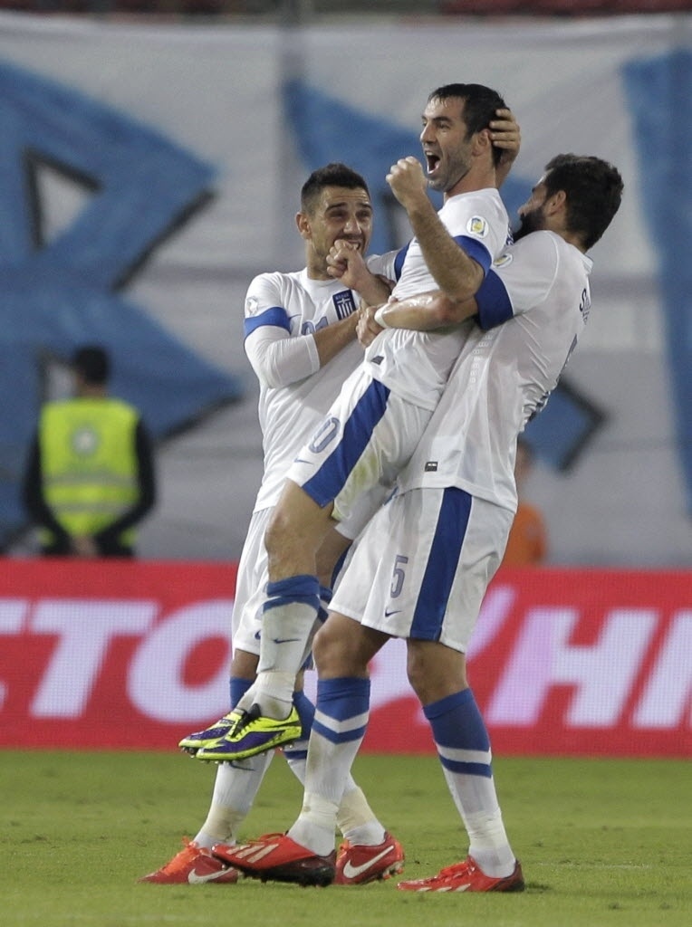 15.out.2013 - Giorgos Karagounis comemora com seus colegas de seleção após marcar para a Grécia contra Liechtenstein, pelas Eliminatórias da Copa 2014