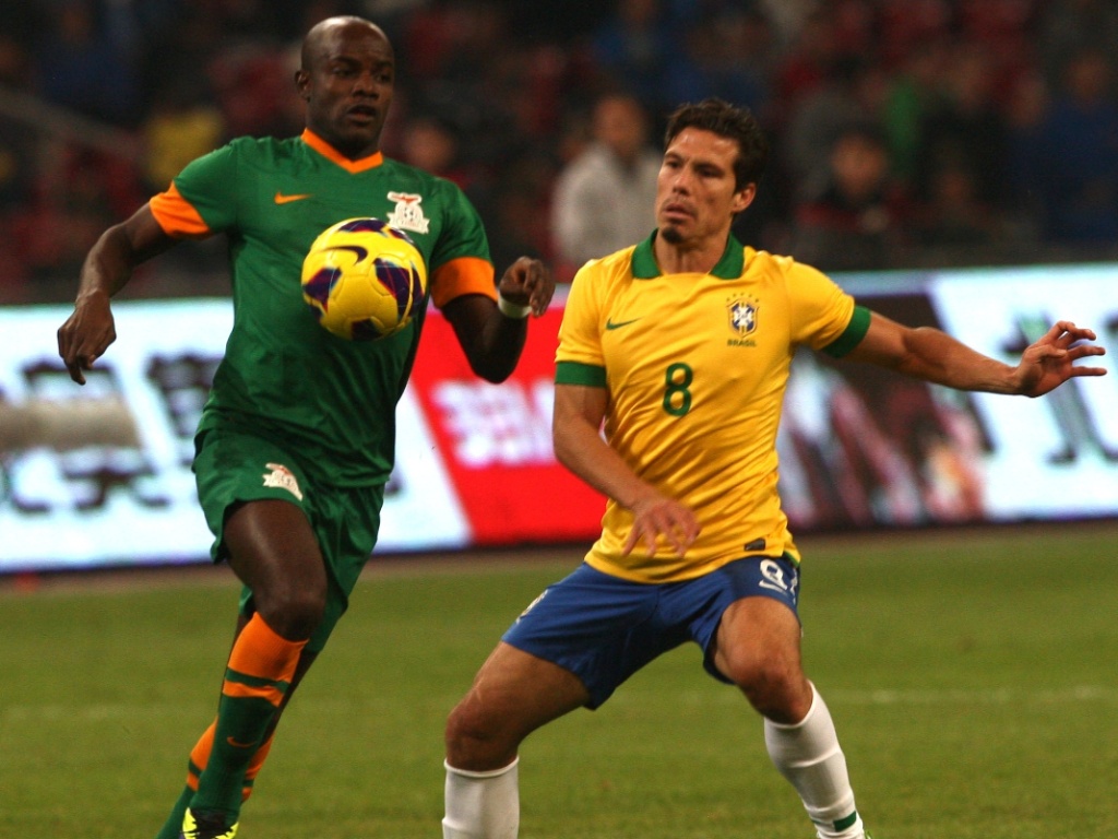 15.out.2013 - Hernanes marca jogador da Zâmbia no amistoso em Pequim